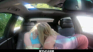 Tinédzser fiatal leányzó a csábító szöszi milf barátnőjét nyalja a kocsiban.