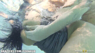 Óriási keblű brazil milf szeretkezik a medencében