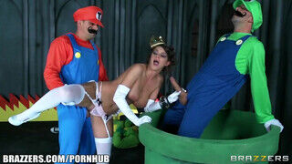 Szuper Mario és Luigi leteszteli a termetes csöcsű hercegnőt mielőtt megmentené