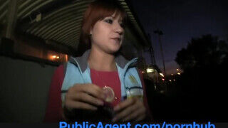 Lucy Bell a vörös hajú fiatal kiscsaj a buszmegállóban reszel egy pici pénzért