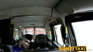 Skyler Mckay jól bekúrva a taxi hátsó ülésén