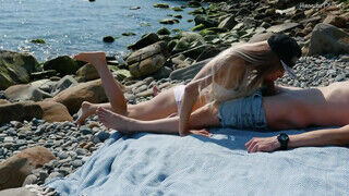 Szöszi amatőr bikinis barinő a tengerparton szop
