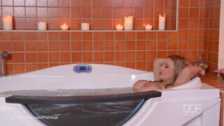 Anastasia Sweet a csinos francia kishölgy megmutatja a fürdőben a testét