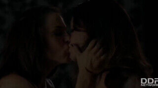 Alison Tyler és Mckenzie Lee a gigantikus didkós csábos milfek lezbi szex jelenete