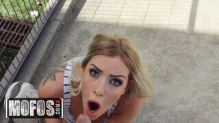 Marica Chanelle a óriási tőgyes tetkós világos szőke céda az utcán kúrel - sex-videochat