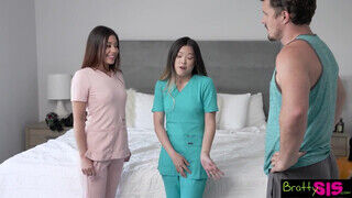 Lulu Chu és Xxlayna Marie a tinédzser ápolók édeshármasban kúrnak a pacákkal - sex-videochat