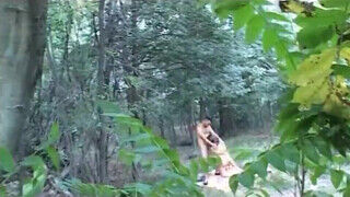 Olasz házaspár az erdőben kupakol a férjével és egy másik pasassal - sex-videochat