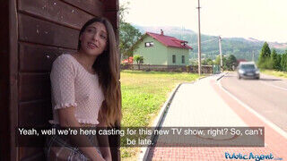 Talia Mint a kicsike didkós tinédzser kishölgy a buszmegállóban kúr - sex-videochat