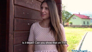 Talia Mint a kicsike didkós tinédzser kishölgy a buszmegállóban kúr - sex-videochat