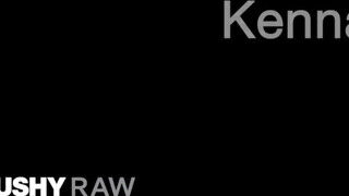 Kenna James a sovány kicsike kannás szöszi tinédzser kisasszony szűk popója bekúrva