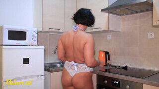 Aisha a termetes cickós milf a konyhában izgult fel - sex-videochat