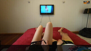 Dugásmániás barinő pornót néz popó lyukba baszás közben - sex-videochat