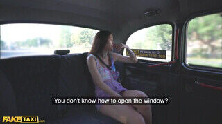 Tabitha Poison a kitetovált pici kéjnő egy jót szexel a taxissal - sex-videochat