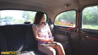 Tabitha Poison a kitetovált pici kéjnő egy jót szexel a taxissal - sex-videochat