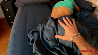 Amatőr alvó barinő muffjába hatol bele a krapekja - sex-videochat