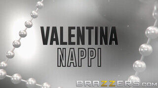 Valentina Nappi az olasz csöcsös fiatal pornószínész hátsó bejáratba kefélve. - sex-videochat