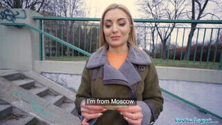 Caty Kiss az orosz fiatal kurva a pornó ügynök faszát orálozza - sex-videochat