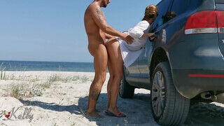 Amatőr pár baszott egy jót a kocsi mellett a tengerparton - sex-videochat