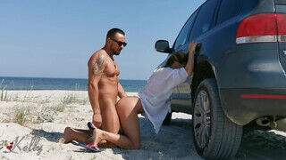 Amatőr pár baszott egy jót a kocsi mellett a tengerparton - sex-videochat
