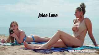 Jolee Loveot a méretes kannás milfet, a strandon szedik fel egy pici popsiba baszásra - sex-videochat