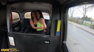 Latin fiatal szeximádó csajok Ginebra Bellucci és Anastasia Brokelyn kufirconlak a taxiban - sex-videochat