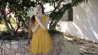 A tinédzser pajos pici 18 éves fiatal csajszi Heidi Romanova játszik a pinájával - sex-videochat