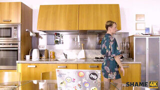 A szomszéd nőt reszeli a tinédzser it-s pasi a konyhában - sex-videochat