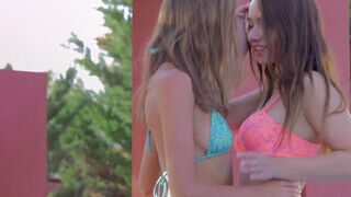 A tinédzser karcsú lesbi lányok Taylor Sands és Katya Clover kényeztetik egymást - sex-videochat