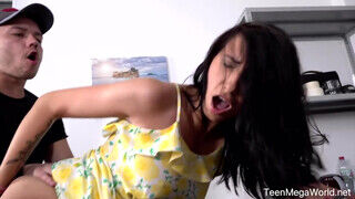 Henna Ssy a fekete hajú tinédzser picsa hátsója megdolgozva - sex-videochat