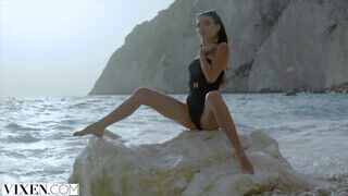 Stefany Kyler a karcsú tini pipi az új pasijával kúr a medence partján - sex-videochat