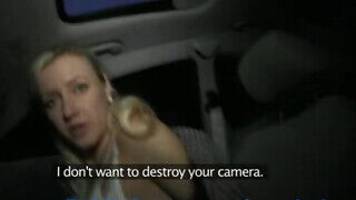 Vicktoria Redd a szöszi tini leányzó kocsiban közösül - sex-videochat