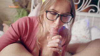 Szöszi szemüveges tinédzser barinő jól leszopja a dákót baszás előtt - sex-videochat