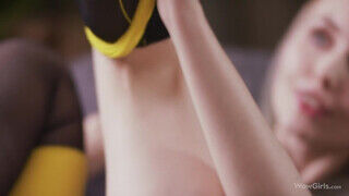Sia Siberia a tinédzser vonzó fehérneműs szőke játszik a borotvált muffjával - sex-videochat
