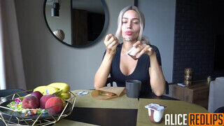 Alice Redlips a tini világos szőke kéjnő reggel is imád hímvesszőt oboázni - sex-videochat