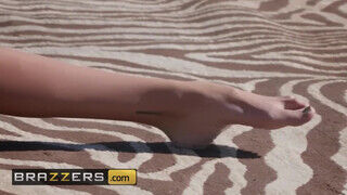 Kimber Veils a karcsú izgató suna a sivatagban reszel a bajszos palival - sex-videochat