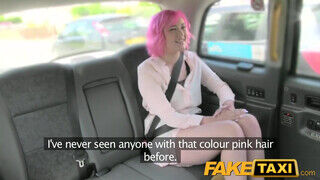 Misha Mayfair a pink hajú fiatal fiatalasszony kinyalja a taxis popsiját - sex-videochat