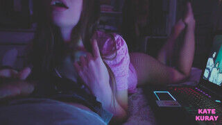 Tinédzser amatőr barinő a pasiját leszopja laptopozás közben - sex-videochat