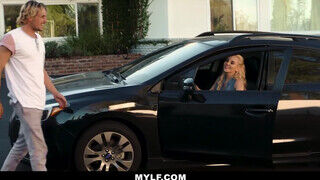 Aaliyah Love a izgató szöszi anyuka kocsija lerobbant és a szerelő csóka jutalomban részesül. - sex-videochat