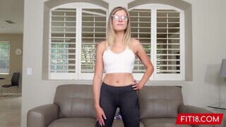 Nikki Sweet a szőrös pinás kishölgy élvezi ha a muffját kúrják - sex-videochat