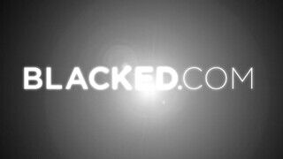 Mazzy Grace a tini világos szőke tinédzser csajszi élvezi a fekete hímtagot - sex-videochat
