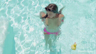 A felajzott bájos tinédzser lány Melena a medencében peckezik - sex-videochat