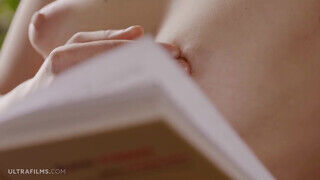 Biztos valami nagyon szenvedélyes erotikus regény lehetett - sex-videochat