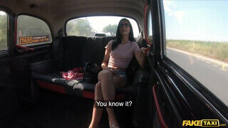 Nikki Fox a magyar fiatal gádzsi élvezi a taxis nagyméretű farkát - sex-videochat
