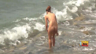 Amatőr nudista swinger csoport szex a parton - sex-videochat