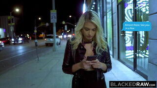 Athena Palomino a szöszi tinédzser cicababa imádja a nagyméretű fekete hímvesszőt - sex-videochat