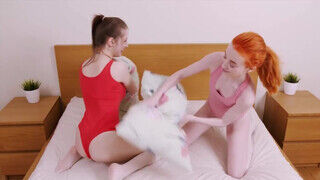 Leah Maus és Olivia Lush a tini pici tőgyes leszbikus lányok kényeztetik egymást - sex-videochat