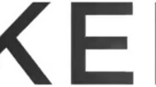 Khloe Kapri az extra sovány szöszi tinédzser kishölgy élvezi a gigantikus kukacot - sex-videochat