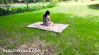 April Dawn a szabadban kupakol egy óriási farkú fószerrel - sex-videochat
