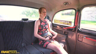 Ariela Donovan a a karcsú vörös hajú fiatal luvnya taxissal hancúrozik - sex-videochat