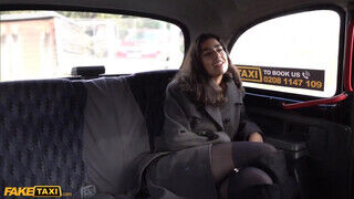 Aysha a kerek olasz tinédzser csajszi reszel a taxis manussal - sex-videochat